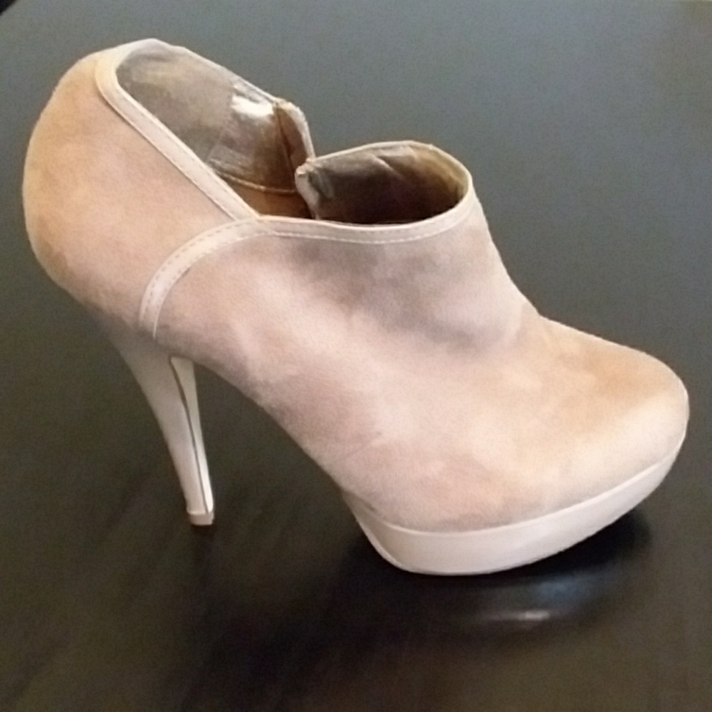 Madden Girl Jaceyy Taupe Sueded Ankle Boot Sz 8